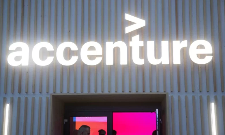 Accenture modera la perspectiva de ganancias para 2022 debido a un dólar más fuerte