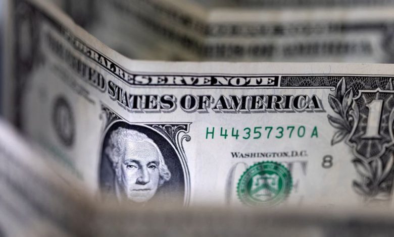 Las acciones caen, el dólar gana mientras la inflación de EE. UU. lleva a apuestas alcistas de 100 pb