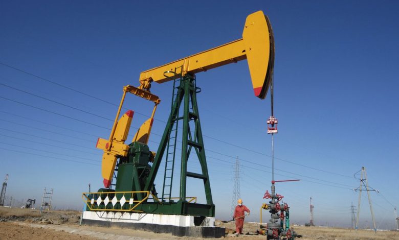 El petróleo permanece cerca de mínimos de varios meses por preocupaciones sobre la demanda